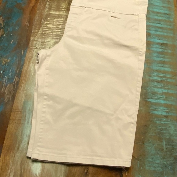 🌸🌸 Gloria Vanderbilt Women's Cream Shorts - Picture 3 of 4